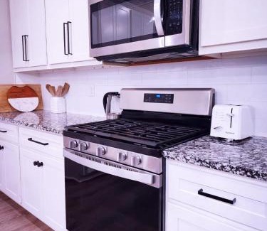 Oklahoma City Casa | New Modern Home, Game Room, Gym, 6 beds, Fast Wifi