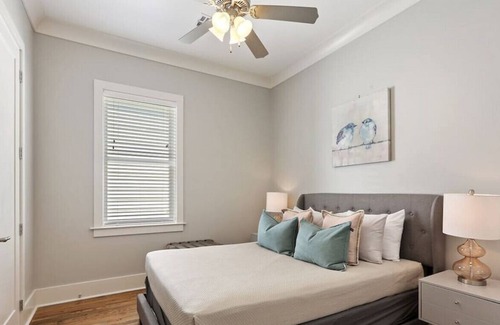 Faubourg Lafayette Casa | New Modern Home | Walk to Streetcar | Sleeps 10!