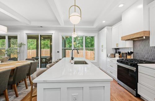 Scottdale Casa | New Modern Luxurious Woodland Retreat home