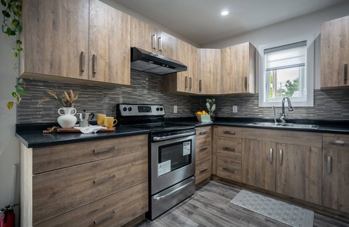 Winnipeg Casa | New Modern Winnipeg Home-4 Bedrooms, 3 Bath, WiFi, Work area