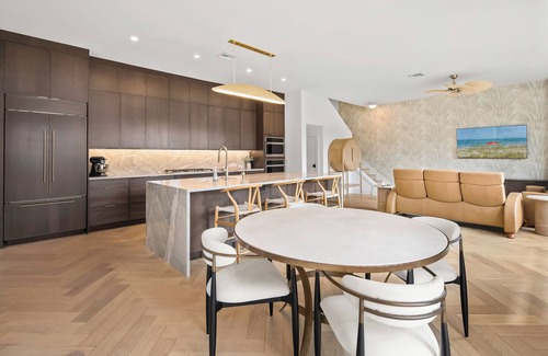 Central Naples Casa | NEW Naples remodeled designer home with Gulf Access and neighborhood clubhouse