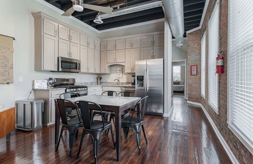 East Market District Casa | New! NuLu Row House -Sleeps 8, Hot Tub -fire pit!