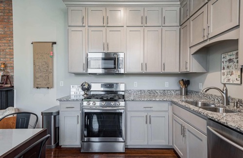 East Market District Casa | New! NuLu Row House -Sleeps 8, Hot Tub -fire pit!