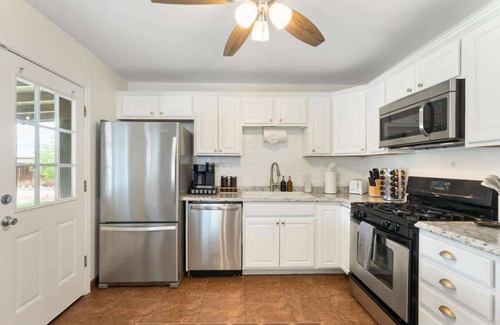 North Mountain Casa | *NEW* Oasis Retreat! Hot Tub Mini Golf Volleyball!