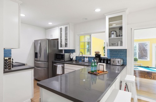 Newark Casa | New! Oasis w/Amazing Backyard, Firepit, BBQ & Games, close to techs