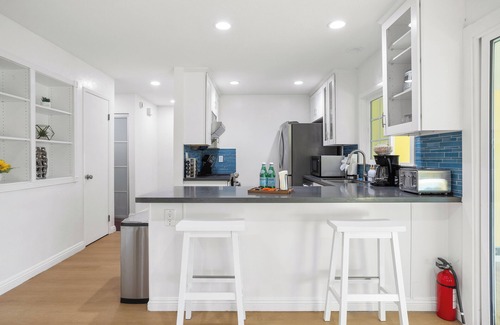 Newark Casa | New! Oasis w/Amazing Backyard, Firepit, BBQ & Games, close to techs