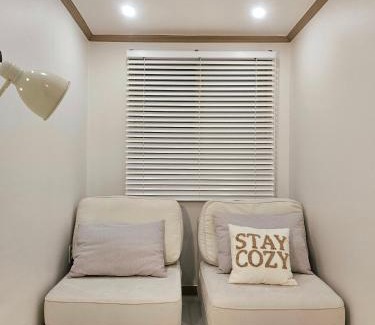 Mangwon-dong Apartamento | New Open 홍대 망원시장 한강 숙소,단독주택 1층- 최대9인, 2층-최대6인 가능, 호텔침구, 무료짐보관, 세탁기건조기