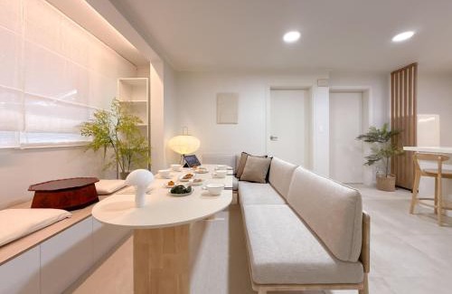 Sindangil-tong Apartamento | New Open, 5-min Walk from DDP, Modern Korean Vibe