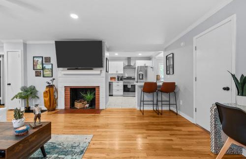 Downtown Casa | New Owners! Downtown Corner Cottage-Pet Friendly