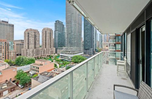 Church and Wellesley Apartamento | New Panoramic view 2BD & Den in Downtown Toronto