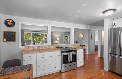 Bellaire Casa | New - Peaceful 4-bed getaway across from Clam Lake