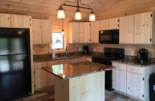 Chocorua Cabina | Nueva cabaña de pino en las montañas blancas a pie de lago blanco nuevo
