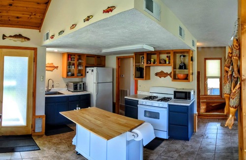 Mountain Home Cabina | NEW! Private Fishing Cabin on White River/Ozark Nat'l Forest/Public boat ramp!
