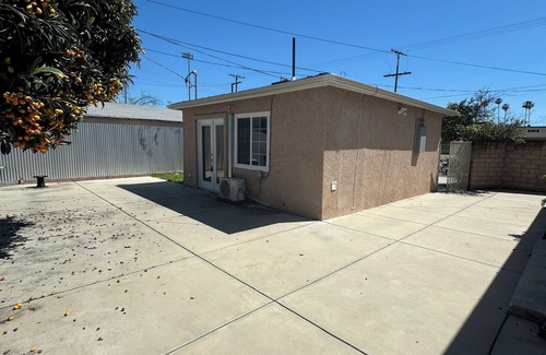 Van Nuys Apartamento | New private studio house with parking space! Fully furnished & centrally located