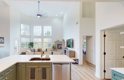 Ponderosa Trails Casa | New remodeled forested 2-story home with large patio, W/D, fireplace, grill