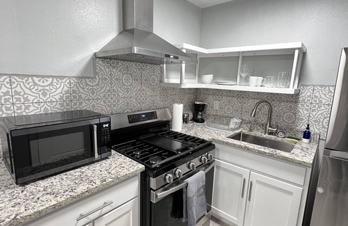 Biggs Field Apartamento | NEW! Remodeled - Gated 1 Bed Unit 1