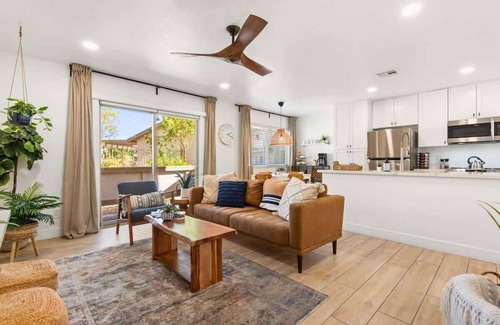 Sunset Condominio | *NEW* Remodeled Tempe Pool View Condo Walk to Mill