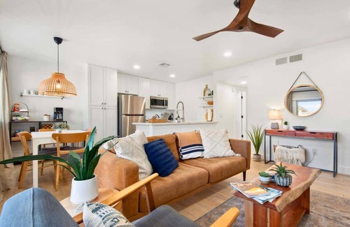 Sunset Condominio | *NEW* Remodeled Tempe Pool View Condo Walk to Mill