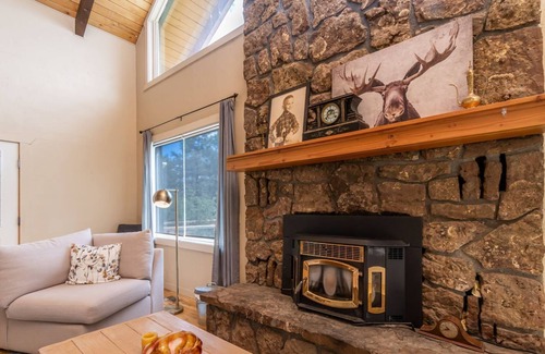 Pagosa Springs Cabina | New Rental! Close to town, Wolf Creek, Peaceful Setting, A/C just added!