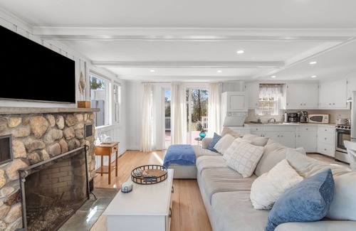 Popponesset Casa | New Rental-Popponesset, 2 beds, sleeps 4, A/C, 5 house walk to beach