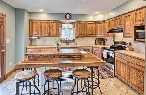 Gretna Casa | NEW! Rustic Family Home w/ Grill, 25 Mi to Omaha!