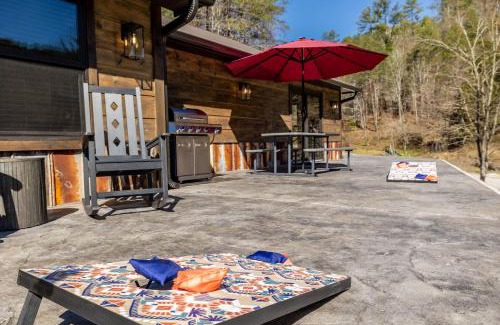 Townsend Casa | New Rustic Luxe Cabin Billiards Spa Near GSMNP