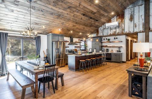Townsend Casa | New Rustic Luxe Cabin Billiards Spa Near GSMNP