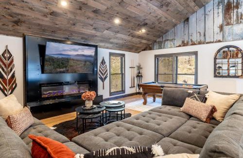 Townsend Casa | New Rustic Luxe Cabin Billiards Spa Near GSMNP