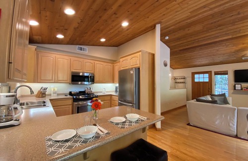 Croft Casa | New! Secluded, forest, private hot tub, pet friendly, rivers, lakes, wineries