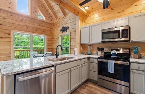 Gatlinburg Cabina | New Secluded Log Cabin, 1Mile to Downtown, Hot Tub