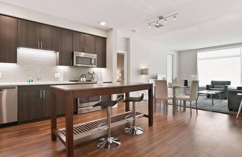 Shoreline West Apartamento | New & Spacious 2BR | Free WiFi + Desk | Mountain View
