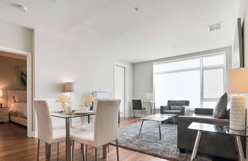 Shoreline West Apartamento | New & Spacious 2BR | Free WiFi + Desk | Mountain View