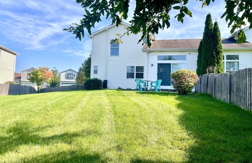 Fox Valley Casa | NEW Spacious and Comfy Duplex - 55" & 50" Smart TVs, Workspace, Cul-de-sac