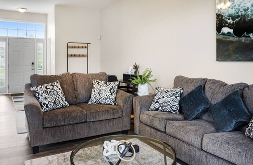 Fox Valley Casa | NEW Spacious and Comfy Duplex - 55" & 50" Smart TVs, Workspace, Cul-de-sac