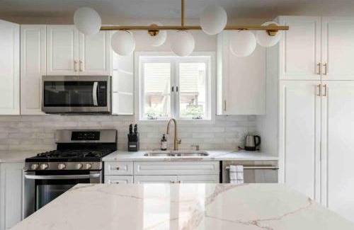 Noble Square Apartamento | NEW! Spacious Art Deco Modern 5 BD/3BA Condo