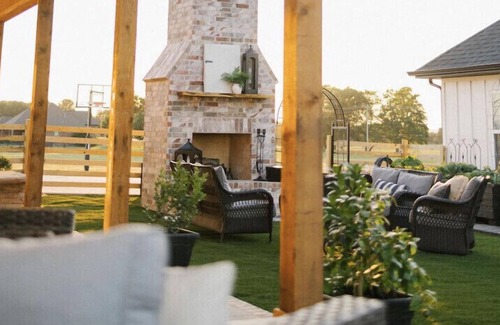 Farmington Casa | New spacious guest house with pool, 6.9 miles from University of Arkansas!