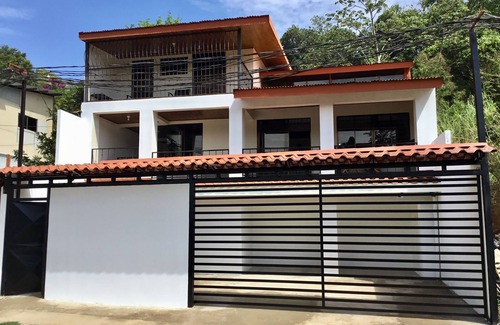 Desamparados Casa | Nueva casa espaciosa cerca del aeropuerto