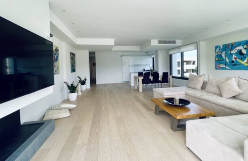 Elliniko Casa | Nuevo, amplio y moderno apartamento de 140 m2, gran piscina de uso común.
