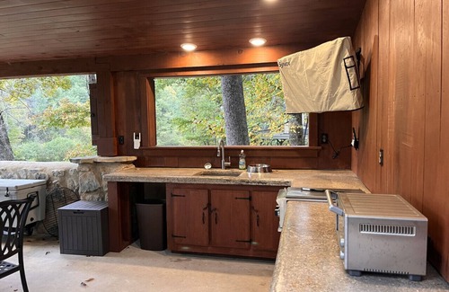 Floyd Casa | New! Stone Haven Cottage by Buffalo Mountain Getaway