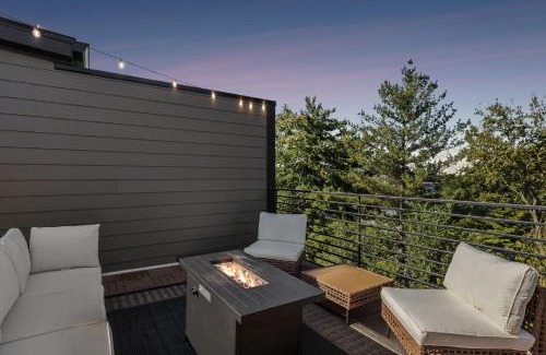 Hurwood Heights Apartamento | NEW Stylish Nash Townhouse w Hot Tub & Rooftop