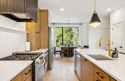 Hurwood Heights Apartamento | NEW Stylish Nash Townhouse w Hot Tub & Rooftop