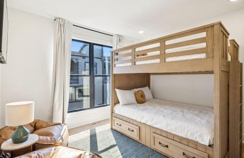 Hurwood Heights Apartamento | NEW Stylish Nash Townhouse w Hot Tub & Rooftop