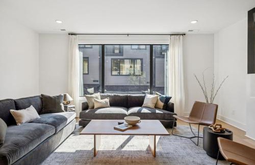 Hurwood Heights Apartamento | NEW Stylish Nash Townhouse w Hot Tub & Rooftop