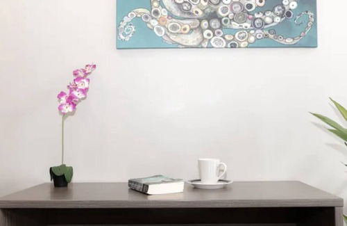 Midway District Casa | New Sunny Chic Apt 3 Blocks to All. Parking, Cable