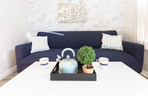Midway District Casa | New Sunny Chic Apt 3 Blocks to All. Parking, Cable