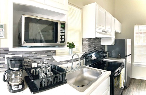 Western Division Casa | ★ NEW Tiny-Home in Central Laredo!