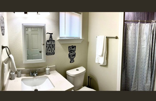Western Division Casa | ★ NEW Tiny-Home in Central Laredo!