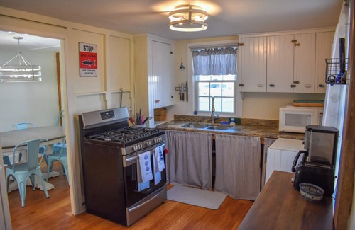 West Harwich Casa | New to our 2025 Inventory! Adorable home, just .5 miles to Beach, sleeping 6