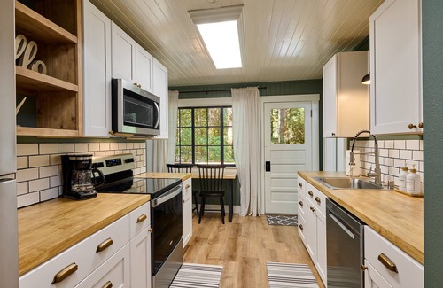 Rhododendron Cabina | NEW - Two Cabins One Epic Getaway! Hot Tub, 9 beds / Fast Wifi / AC / 2 Kitchens