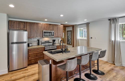 Rhododendron Cabina | NEW - Two Cabins One Epic Getaway! Hot Tub, 9 beds / Fast Wifi / AC / 2 Kitchens